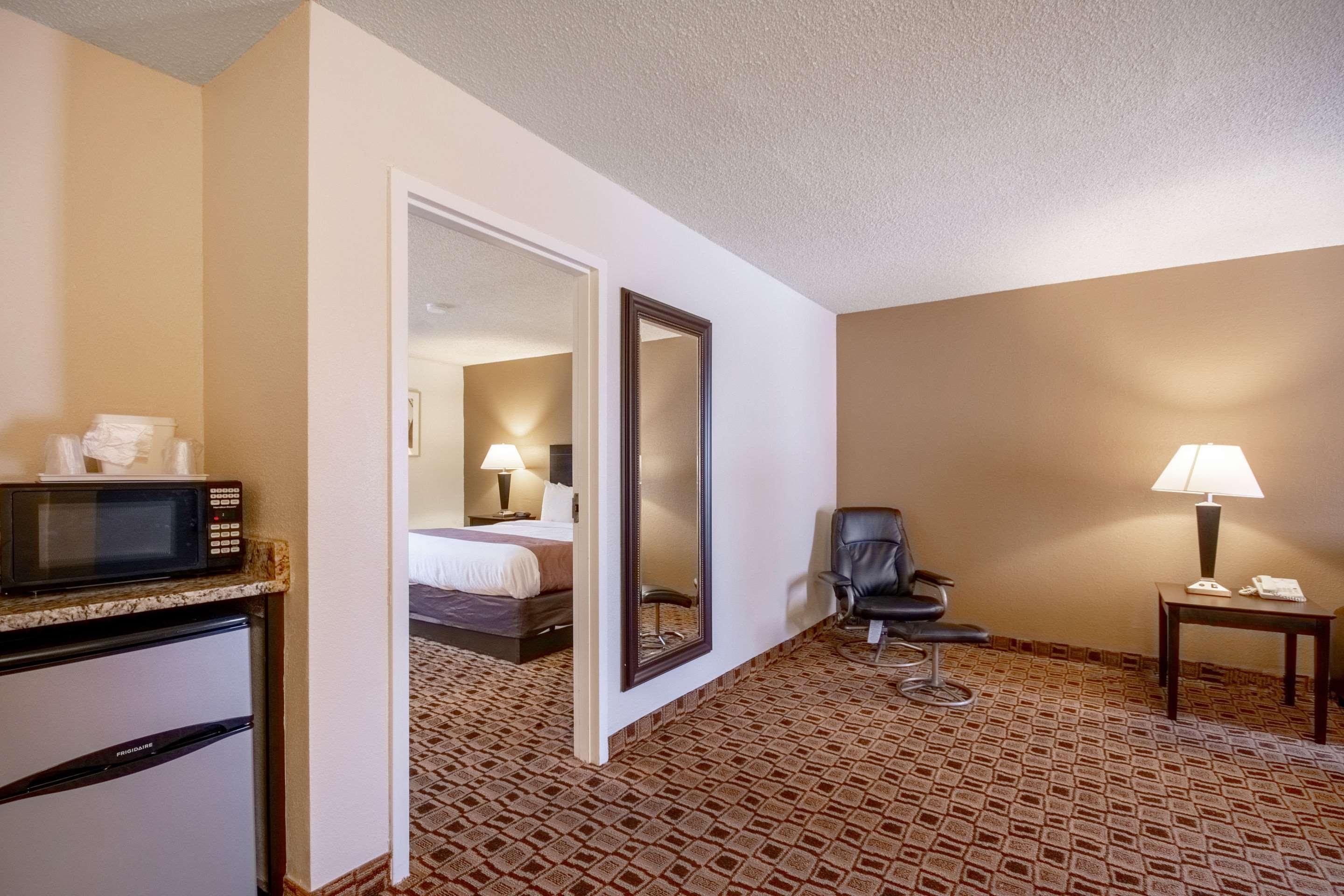 Coratel West Airport Hotel Wichita